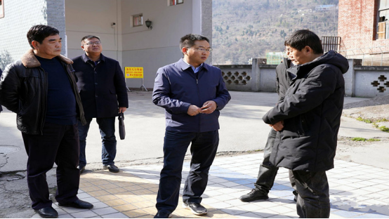 略阳县委副书记代县长刘文荣检查4111工程进展情况