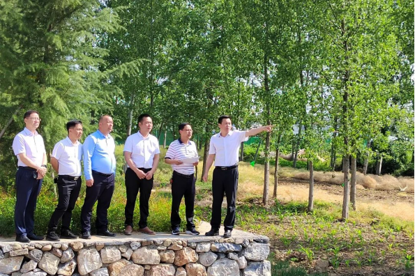 68李代斌还对建筑内部装饰,色彩以及周边绿化工作进行指导.